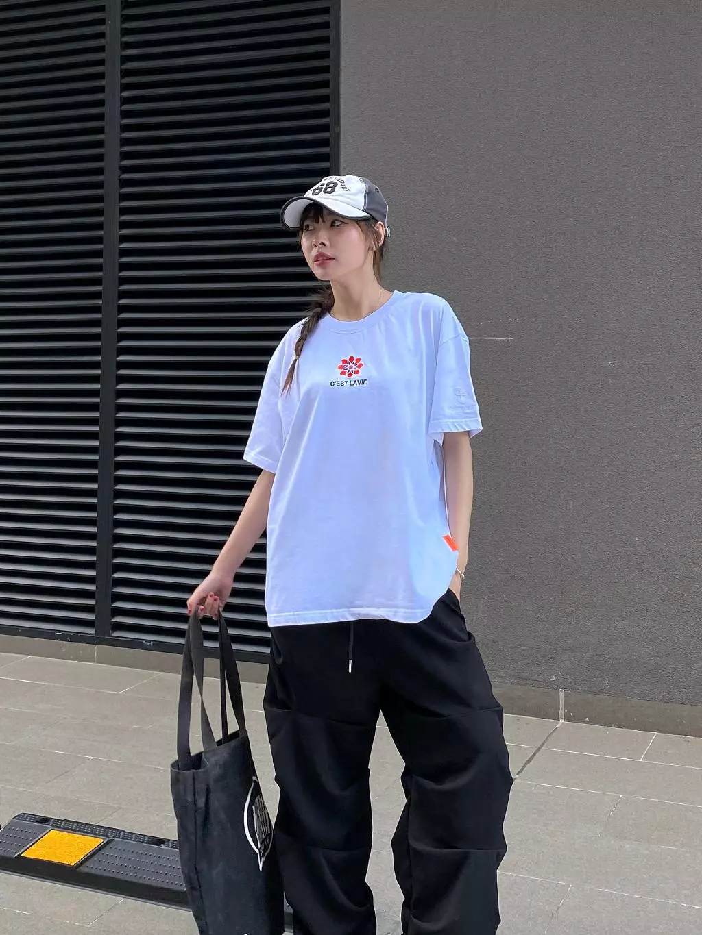 outfit áo thun oversize cotton 250gsm latana white nu form rộng hiện đại