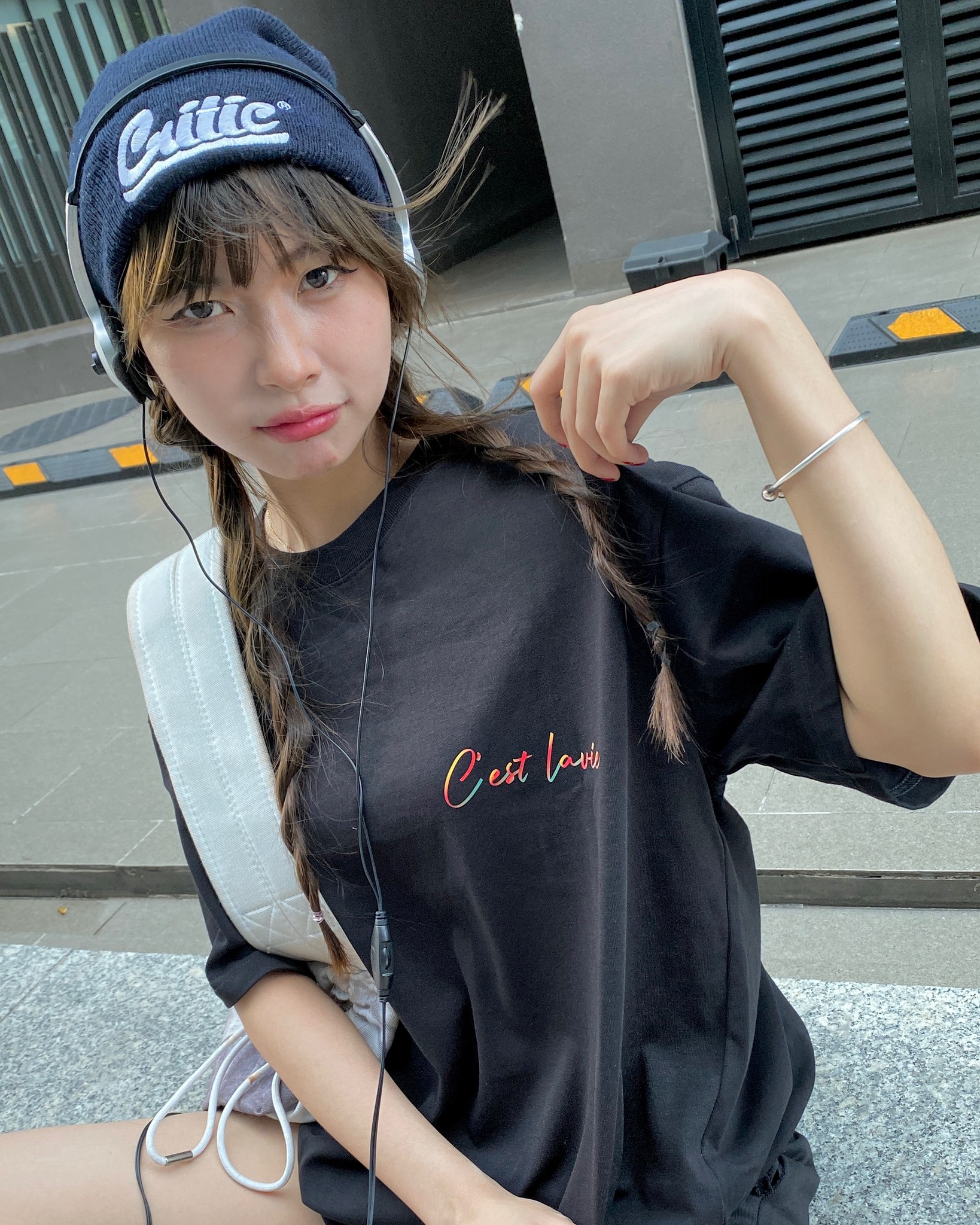 form rộng hiện đại với áo thun oversize cslavie detail black