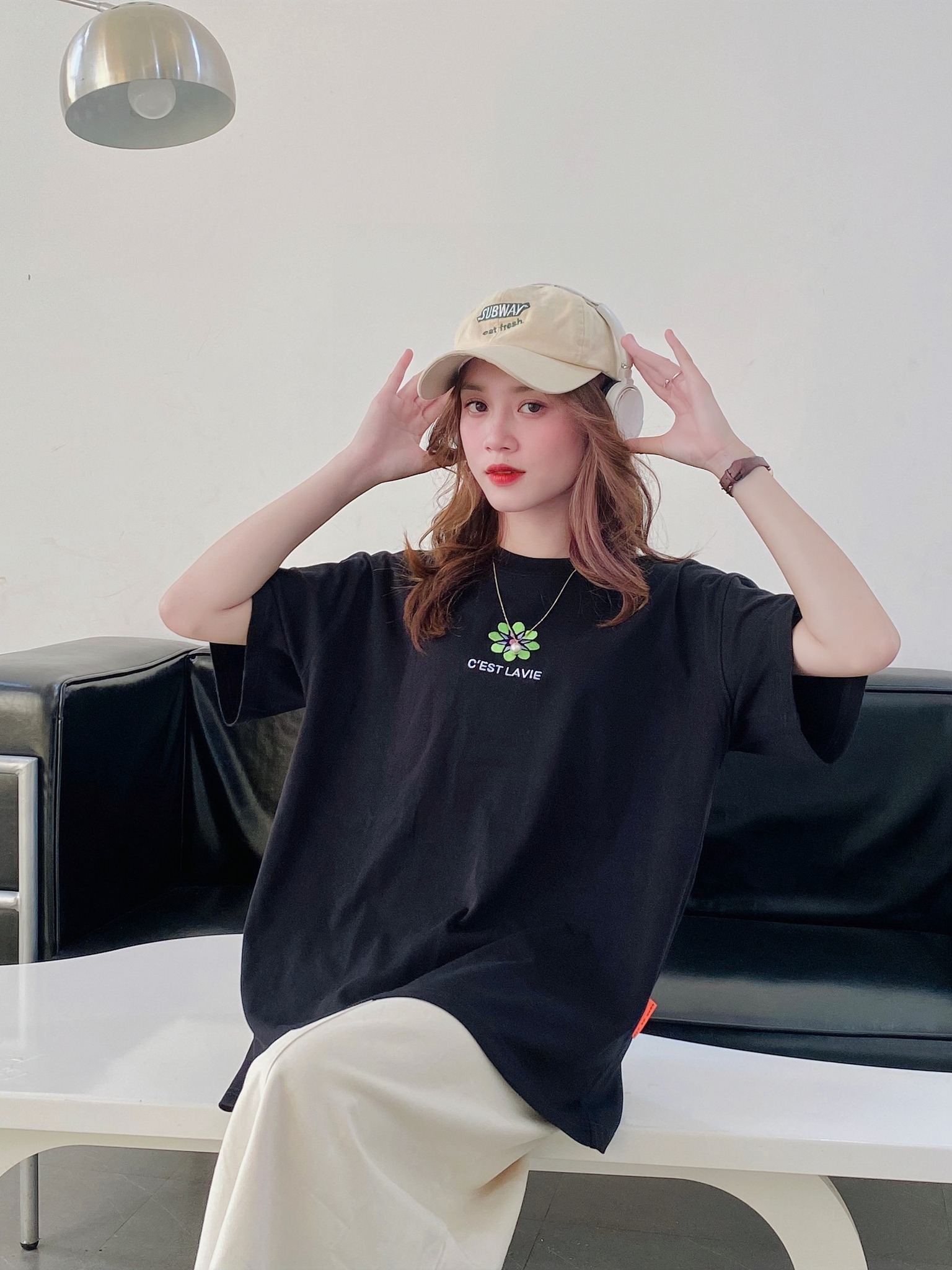 outfit hàng ngày với áo thun oversize cslavie latana den