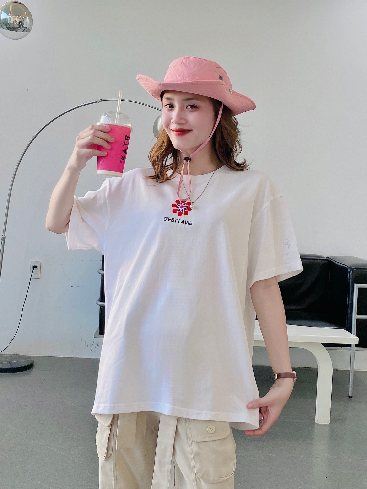 form rộng hiện đại với áo thun oversize cslavie latana white