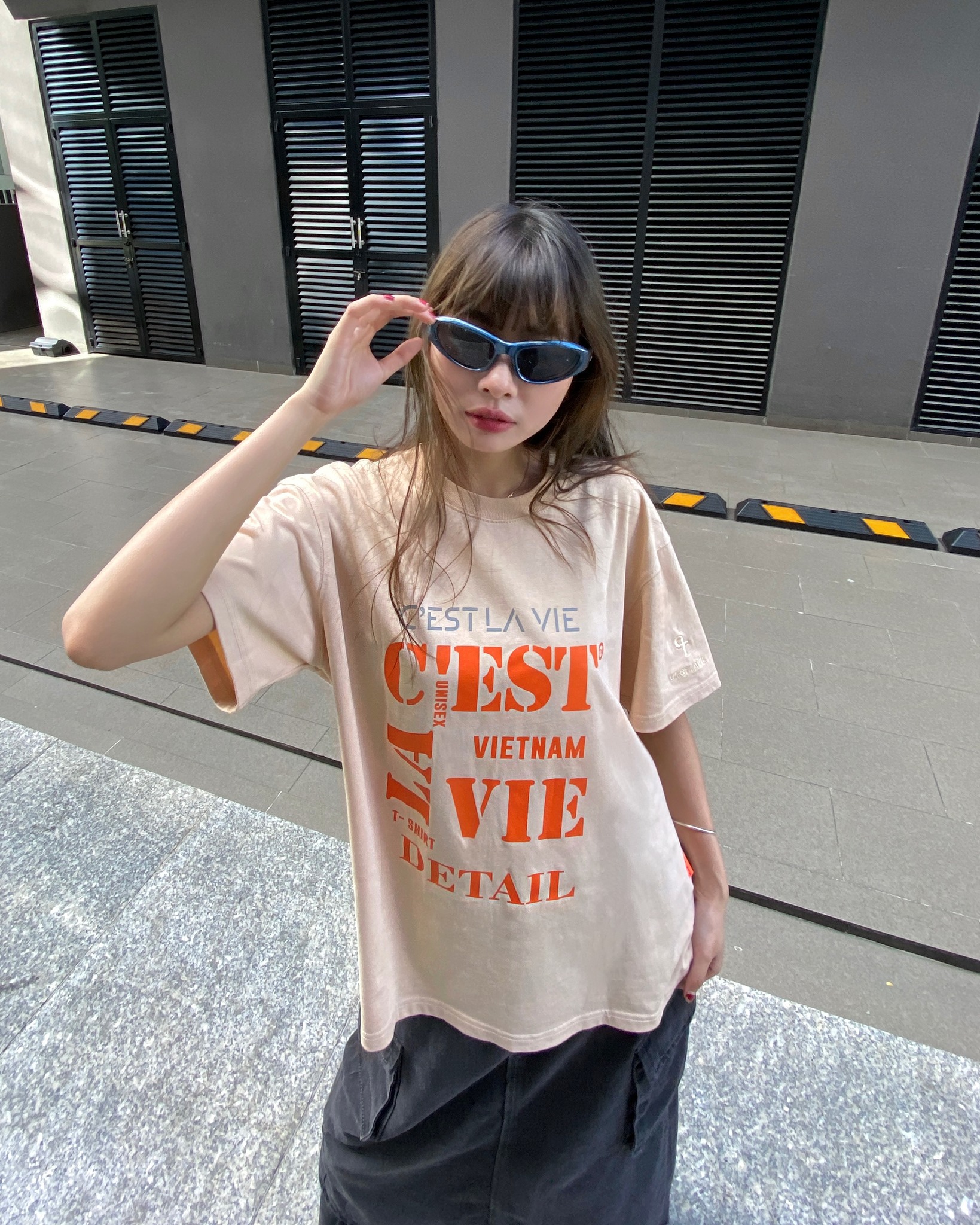 outfit hàng ngày với áo thun oversize cslavie nu be