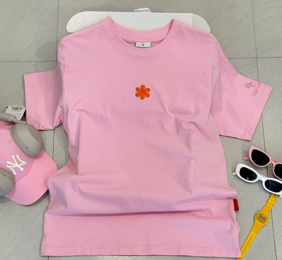 outfit hàng ngày với áo thun oversize cslavie pink font e1774761242181
